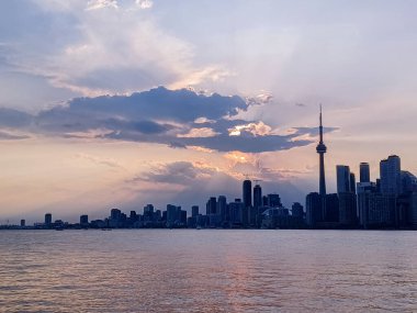 Toronto, ON, Kanada 2 Temmuz 2024: Humber Üniversitesi manzaralı Lakeshore kampüsünde ağaçlar ve yeşil çimlerle çevrili modern bir cam bina bulunuyor..