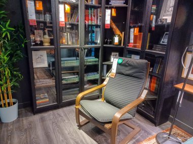 Toronto, On, Kanada - 21 Ağustos 2024: Büyük Amerikan mağazası satış döneminde farklı mobilyalar öneriyor.