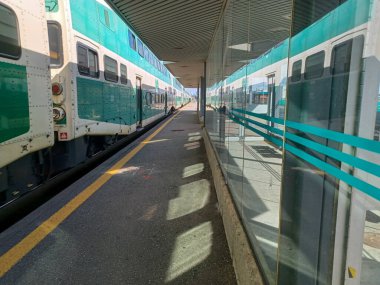 Toronto, ON, Kanada 2 Temmuz 2024: Humber Üniversitesi manzaralı Lakeshore kampüsünde ağaçlar ve yeşil çimlerle çevrili modern bir cam bina bulunuyor..