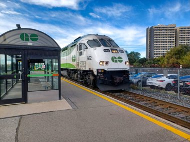 Toronto, ON, Kanada 2 Temmuz 2024: Humber Üniversitesi manzaralı Lakeshore kampüsünde ağaçlar ve yeşil çimlerle çevrili modern bir cam bina bulunuyor..
