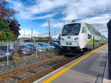 Toronto, ON, Kanada 2 Temmuz 2024: Humber Üniversitesi manzaralı Lakeshore kampüsünde ağaçlar ve yeşil çimlerle çevrili modern bir cam bina bulunuyor..