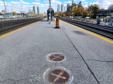 Toronto, ON, Kanada 2 Temmuz 2024: Humber Üniversitesi manzaralı Lakeshore kampüsünde ağaçlar ve yeşil çimlerle çevrili modern bir cam bina bulunuyor..