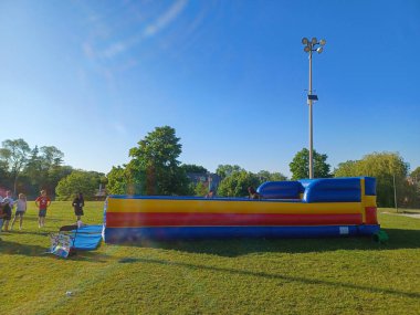 Toronto, ON, Kanada 2 Temmuz 2024: Humber Üniversitesi manzaralı Lakeshore kampüsünde ağaçlar ve yeşil çimlerle çevrili modern bir cam bina bulunuyor..