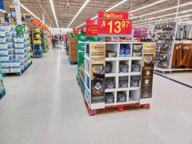 Toronto, ON, Kanada - 27 Nisan 2025: Walmart süpermarketinin malzeme bölümüne bakın.