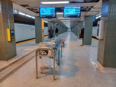 Toronto, ON, Kanada - 27 Nisan 2025: Osgoode metro istasyonunda (Yeşil Hat) görüntüle