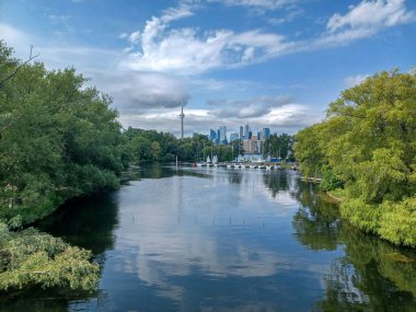 Toronto, ON, Kanada 27 Kasım 2024: Açık bir öğleden sonra CN Tower gözlem güvertesinden Toronto şehir merkezinin geniş bir manzarası görüldü..