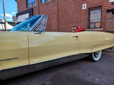 Toronto, ON, Kanada 27 Kasım 2024: Açık bir öğleden sonra CN Tower gözlem güvertesinden Toronto şehir merkezinin geniş bir manzarası görüldü..