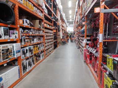 Toronto, On, Kanada - 21 Aralık 2024: Home Depot 'taki rafların ve rafların görüntüsü.