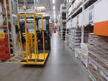 Toronto, On, Kanada - 21 Aralık 2024: Home Depot 'taki rafların ve rafların görüntüsü.