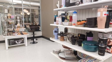 Toronto, On, Kanada - 20 Aralık 2024: Ev mobilyası ve ev eşyalarıyla raf manzarası.