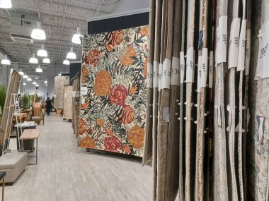 Toronto, On, Kanada - 20 Aralık 2024: Ev mobilyası ve ev eşyalarıyla raf manzarası.