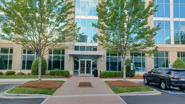 Toronto, ON, Kanada 27 Kasım 2024: Açık bir öğleden sonra CN Tower gözlem güvertesinden Toronto şehir merkezinin geniş bir manzarası görüldü..