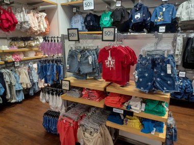 Toronto, On, Kanada - 9 Ağustos 2024: GAP mağazasındaki yeni aksesuar ve giysi koleksiyonunun kapalı manzarası.