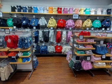 Toronto, On, Kanada - 9 Ağustos 2024: GAP mağazasındaki yeni aksesuar ve giysi koleksiyonunun kapalı manzarası.