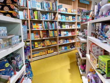 Toronto, On, Kanada - 26 Ağustos 2024: Dükkandaki kitaplarla birlikte raflara bakın.