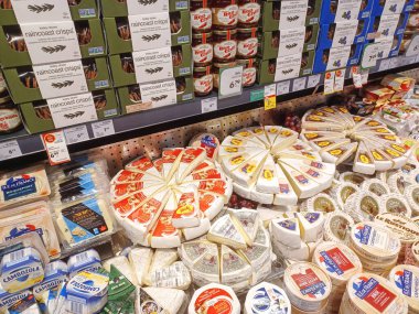 Toronto, On, Kanada - 28 Ağustos 2024: Kanada mağazasındaki şarküteri ve peynir reyonuna bakın.