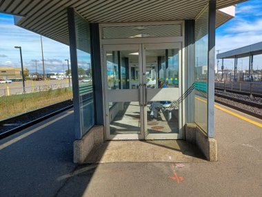 Toronto, ON, Kanada 27 Kasım 2024: Açık bir öğleden sonra CN Tower gözlem güvertesinden Toronto şehir merkezinin geniş bir manzarası görüldü..