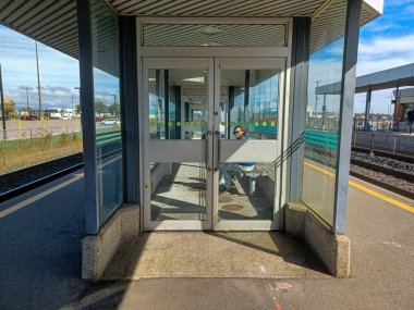 Toronto, ON, Kanada 27 Kasım 2024: Açık bir öğleden sonra CN Tower gözlem güvertesinden Toronto şehir merkezinin geniş bir manzarası görüldü..