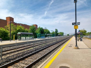 Toronto, ON, Kanada 27 Kasım 2024: Açık bir öğleden sonra CN Tower gözlem güvertesinden Toronto şehir merkezinin geniş bir manzarası görüldü..