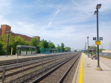 Toronto, ON, Kanada 27 Kasım 2024: Açık bir öğleden sonra CN Tower gözlem güvertesinden Toronto şehir merkezinin geniş bir manzarası görüldü..