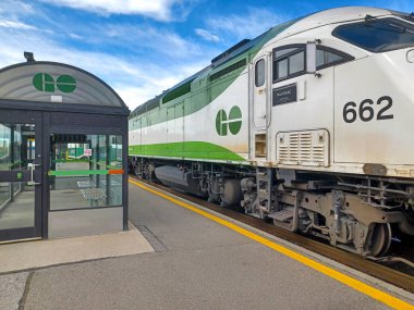 Toronto, ON, Kanada 27 Kasım 2024: Açık bir öğleden sonra CN Tower gözlem güvertesinden Toronto şehir merkezinin geniş bir manzarası görüldü..