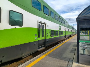 Toronto, ON, Kanada 27 Kasım 2024: Açık bir öğleden sonra CN Tower gözlem güvertesinden Toronto şehir merkezinin geniş bir manzarası görüldü..