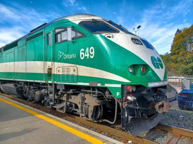 Toronto, ON, Kanada 27 Kasım 2024: Açık bir öğleden sonra CN Tower gözlem güvertesinden Toronto şehir merkezinin geniş bir manzarası görüldü..