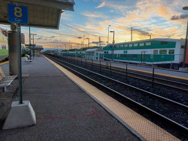 Toronto, ON, Kanada 27 Kasım 2024: Açık bir öğleden sonra CN Tower gözlem güvertesinden Toronto şehir merkezinin geniş bir manzarası görüldü..