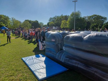 Toronto, ON, Kanada 27 Kasım 2024: Açık bir öğleden sonra CN Tower gözlem güvertesinden Toronto şehir merkezinin geniş bir manzarası görüldü..
