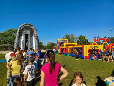 Toronto, ON, Kanada 27 Kasım 2024: Açık bir öğleden sonra CN Tower gözlem güvertesinden Toronto şehir merkezinin geniş bir manzarası görüldü..