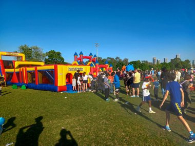 Toronto, ON, Kanada 27 Kasım 2024: Açık bir öğleden sonra CN Tower gözlem güvertesinden Toronto şehir merkezinin geniş bir manzarası görüldü..