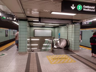Toronto, ON, Kanada - 24 Nisan 2025: İçerideki St. George metro istasyonuna bakın