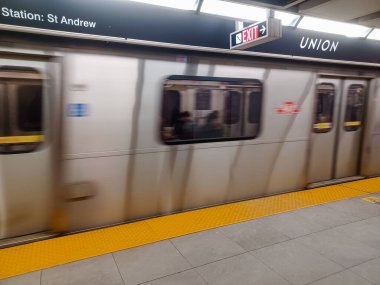 Toronto, ON, Kanada - 26 Nisan 2025: İçerideki Wellesley metro istasyonuna bakın