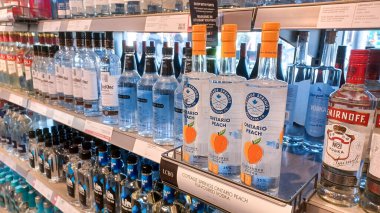 Toronto, On, Kanada - 27 Nisan 2025: LCBO alkol mağazasının iç görünümü