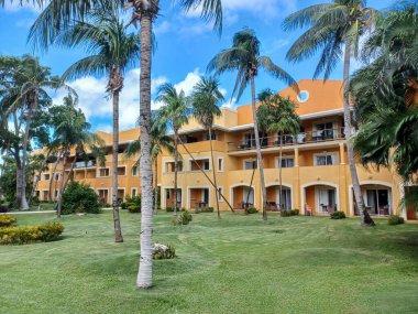 Playa del Carmen, Quintana Roo, Meksika - 20 Kasım 2024: Sonbahar sezonunda Barcelo Maya Oteli bölgesinde