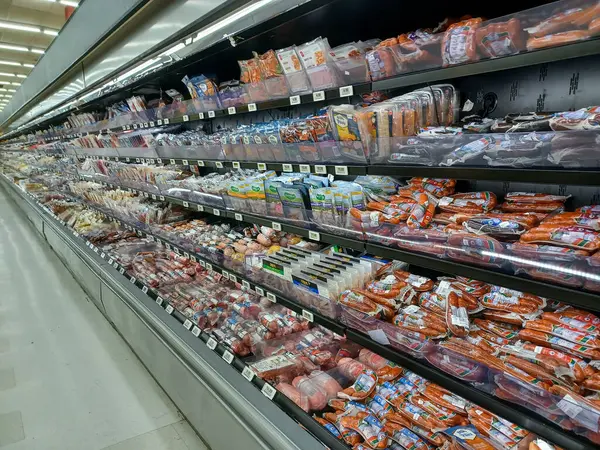 Toronto, ON, Kanada, 27 Kasım 2024: Açık bir öğleden sonra CN Kulesi gözlem güvertesinden Toronto şehir merkezinin geniş bir manzarası görülüyor...