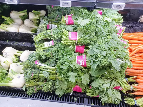 Toronto, On, Kanada - 23 Ağustos 2024: Kanada 'da No Frills marketindeki üretim departmanının kapalı manzarası.