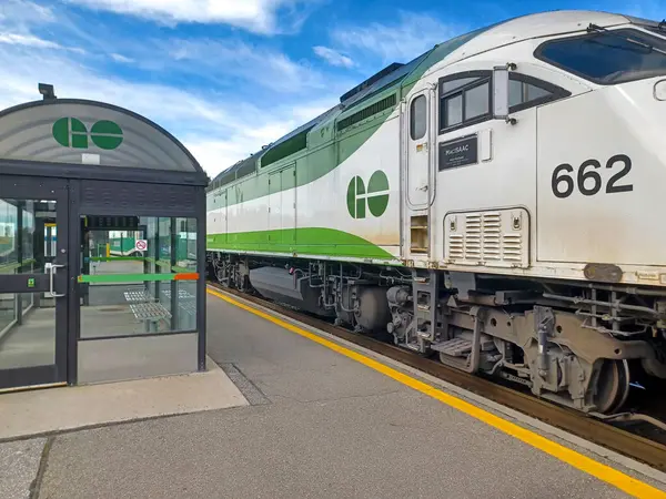 Toronto, ON, Kanada 27 Kasım 2024: Açık bir öğleden sonra CN Tower gözlem güvertesinden Toronto şehir merkezinin geniş bir manzarası görüldü..