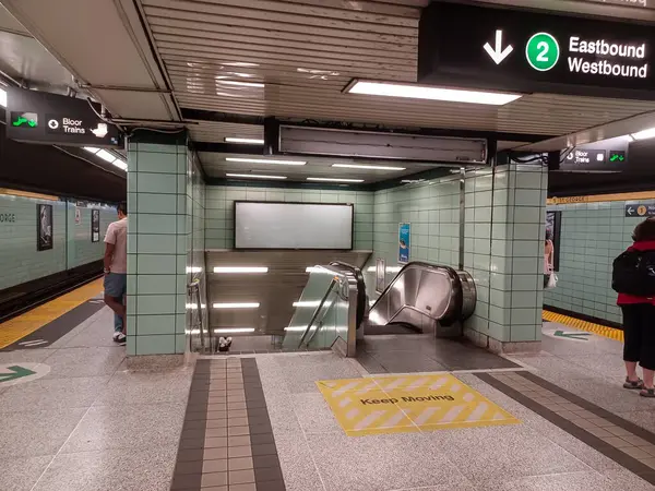 Toronto, ON, Kanada - 24 Nisan 2025: İçerideki St. George metro istasyonuna bakın