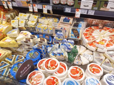 Toronto, On, Kanada - 28 Ağustos 2024: Kanada mağazasındaki şarküteri ve peynir reyonuna bakın.