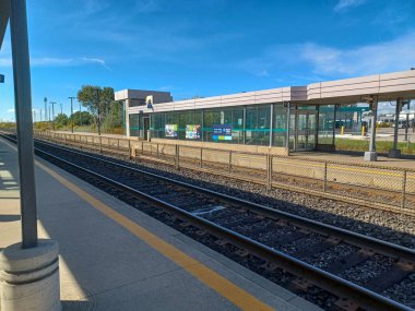 Burlington, ON, Kanada 2 Ağustos 2024: Bronte GO tren istasyonunun görüntüsü.
