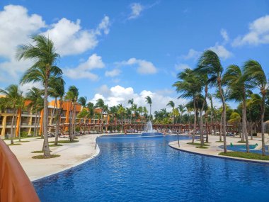 Playa del Carmen, Quintana Roo, Meksika - 20 Kasım 2024: Sonbahar sezonunda Barcelo Maya Oteli bölgesinde