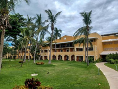 Playa del Carmen, Quintana Roo, Meksika - 20 Kasım 2024: Sonbahar sezonunda Barcelo Maya Oteli bölgesinde