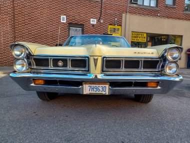 Toronto, ON, Kanada 08 Eylül 2024: Klasik bir Pontiac Parisienne üstü açık araba, insanların bir sokak etkinliği sırasında hayranlıkla izlediği gibi dükkanların önüne park ediyor..