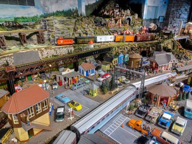 Toronto, ON, Kanada 19 Temmuz 2024: Ayrıntılı bir minyatür sahne, Escarpment tren sergisinde trenler, karlı dağlar ve küçük binaları gösteriyor..
