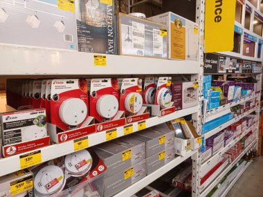 Toronto, On, Kanada - 21 Aralık 2024: Home Depot 'taki rafların ve rafların görüntüsü.