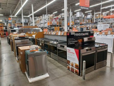 Toronto, On, Kanada - 21 Aralık 2024: Home Depot 'taki rafların ve rafların görüntüsü.