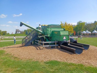 Toronto, ON, Kanada 1 Eylül 2024: Modifiye edilmiş yeşil John Deere biçerdöver Downey 's Farm' da çocuk parkı yapısına dönüştürüldü...