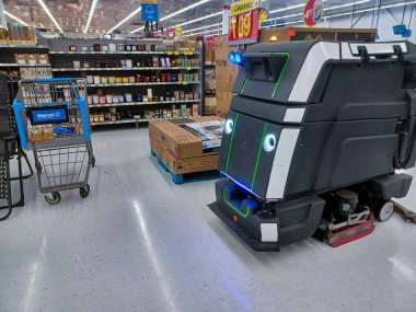 Toronto, On, Kanada - 9 Eylül 2024: Büyük bir robot elektrik süpürgesi bir mağazanın satış bölgesinde hareket ediyor.