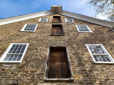 Toronto, ON, Kanada, 10 Ekim 2024: Black Creek Pioneer Village 'daki Kolbin' s Mill 'in açık hava görüntüsü.
